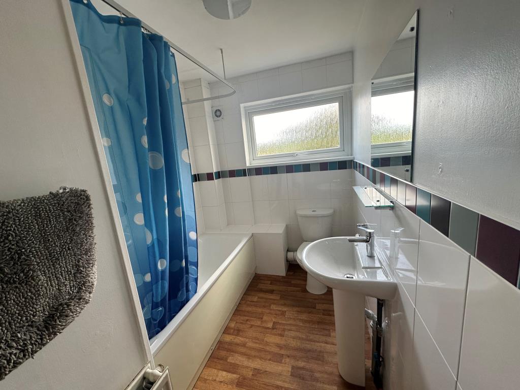 Lot: 148 - END-TERRACE HOUSE CLOSE TO UNIVERSITY - Bathroom with W.C.